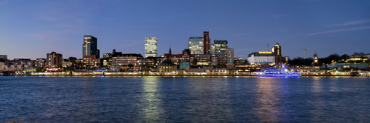 Obraz premium Panorama 1 zu 3 Hamburg Hafen Sankt Pauli abends entzerrt