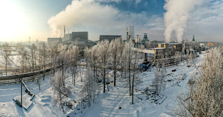 Kopalnia węgla kamiennego w przemysłowym mieście na Śląsku w Polsce zimą, panorama z lotu ptaka, Jastrzębie Zdrój - obrazy, fototapety, plakaty