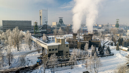 Kopalnia węgla kamiennego w przemysłowym mieście na Śląsku w Polsce zimą, panorama z lotu...