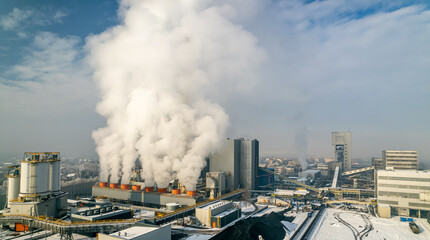 Kopalnia węgla kamiennego w przemysłowym mieście na Śląsku w Polsce zimą, panorama z lotu ptaka, Jastrzębie Zdrój