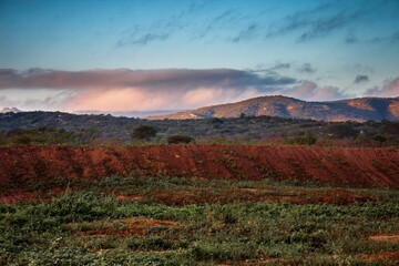 montanhas ao amanhecer