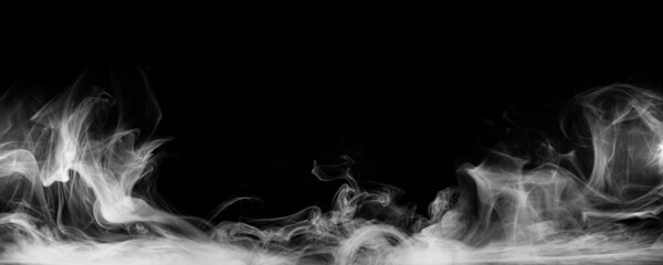 Vue panoramique du brouillard abstrait. La nébulosité blanche, la brume ou le smog se déplacent sur fond noir. Belle fumée grise tourbillonnante. Maquette pour votre logo. Fond d& 39 écran horizontal grand angle ou bannière Web.