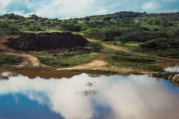 reflexo das núvens num lago