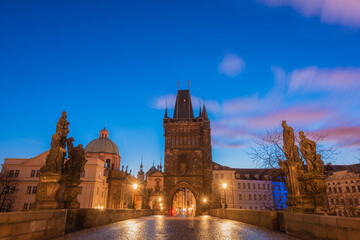 Obraz premium Empty Charles Bridge in Prague, Czechia at sunrise