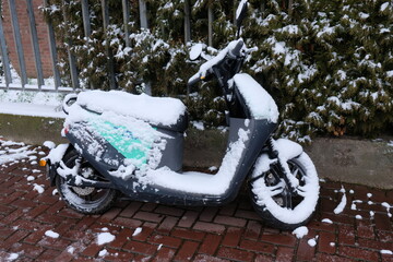 FU 2021-01-17 Schnee 17 Auf dem Motorrad liegt Schnee