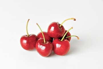 Cerejas em fundo branco.