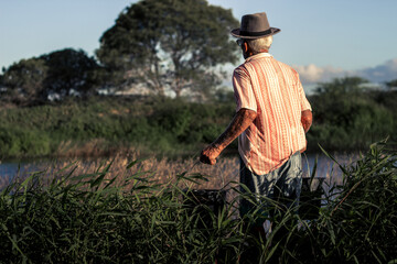 homem trabalhando ao ar livre