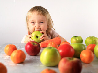 Fototapeta na wymiar little child with fruits