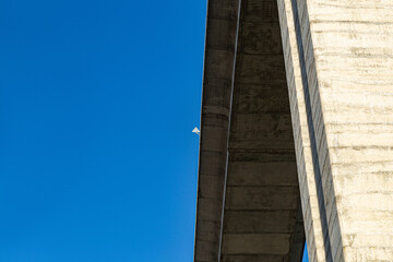 Il cartello stradale sul viadotto