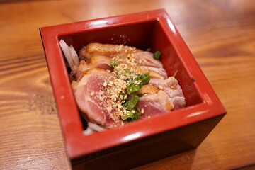 Japanese Food, Chicken Sashimi or Raw Chicken - 日本料理 鳥わさ 鳥のたたき