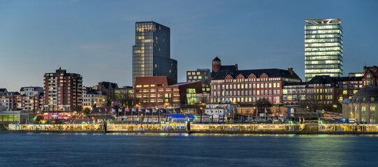 Fototapeta na wymiar Pano Hafenstrasse Sankt Pauli Hamburg am Abend