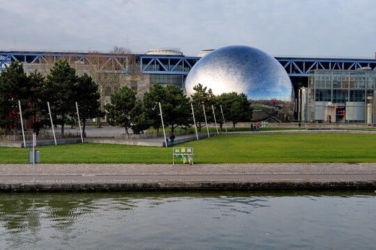 La G&eacute;ode. Adrien Fainsilber, architecte. Inaugur&eacute;e en 1985. Parc de la Villette. Cit&eacute; des Sciences et de l&rsquo;Industrie. 9/12/2021.