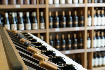 Naklejka premium Wine bottles with blank labels on the counter of a liquor store. Wine background.