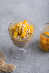 crèmes de riz au lait fait maison au lait de coco et mangue fraîche