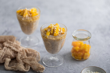 crèmes de riz au lait fait maison au lait de coco et mangue fraîche