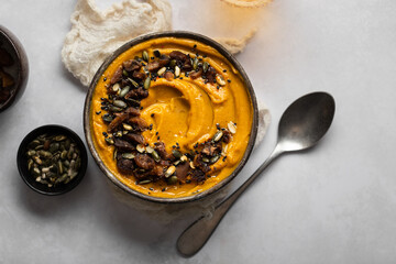 soupe velouté potiron et châtaigne aux graines de courge avec verre de cidre