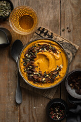 soupe velouté potiron et châtaigne aux graines de courge avec verre de cidre