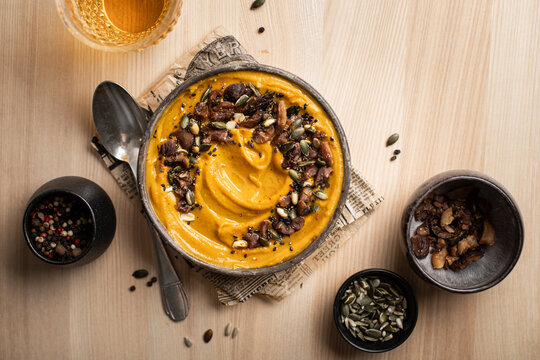 soupe velout&eacute; potiron et ch&acirc;taigne aux graines de courge avec verre de cidre