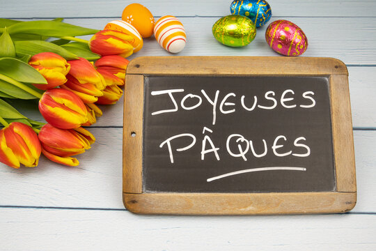 ardoise avec &eacute;crit dessus en fran&ccedil;ais joyeuses p&acirc;ques