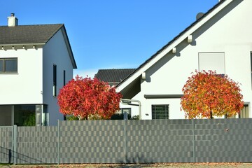 Verzinkter Stahlgitterzaun mit Kunststoff-Sichtschutzfolie als optische Abgrenzung, Einfriedung und Sichtschutzzaun um ein Neubaugebiet © Hermann