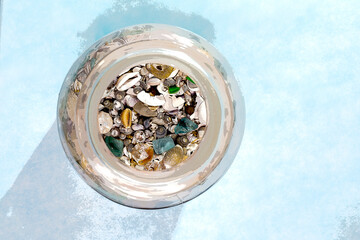 海岸で拾った貝殻、小石、色付き瓶のカケラなどを透明なガラス鉢に入れました。