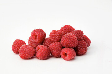 Franboesas frescas em fundo branco.