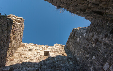 Rovine del castello di Fagagna viste dal basso