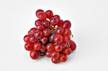 Uvas rosadas em fundo branco.