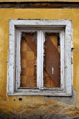 Fototapeta na wymiar old wooden window with broken glass