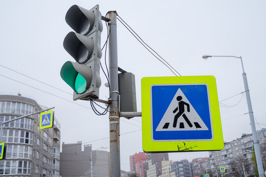 green traffic light, allows the movement of cars, traffic rules, pedestrian crossing sign