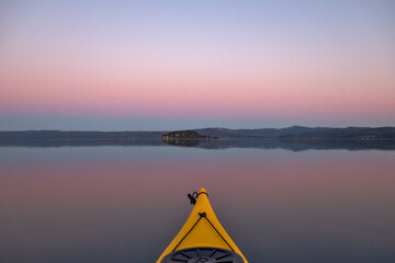 Isola Martana con lago calmo