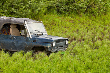 Obraz na płótnie Canvas 4x4 off-road car stuck in a4x4 off-road car got stuck in a swamp. The concept of extreme competitions in a swampy area swamp