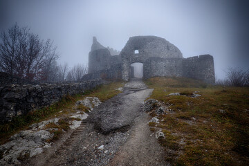 gruslige burgruine im nebel