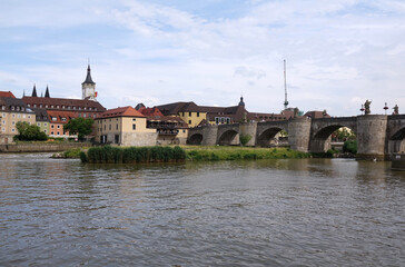Fototapeta premium Main, Rathaus und alte Mainbrücke in Würzburg