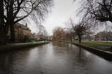 Bourton-on-the-water é uma típica cidade do interior da Inglaterra. Com suas construções e casarões a antigos e, como de costume, à beira do rio. O clima de inverno torna a pequena cidade ainda mais a
