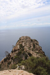 Fels mit Meer im Hintergund