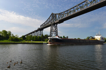 Frachter unter der Hochbrücke Rendsburg 