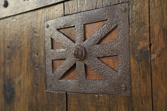 herraje met&aacute;lico mirilla puerta colegiata monasterio de zenarruza  de ziortza de bol&iacute;var bizkaia pa&iacute;s vasco 4M0A0447-as22