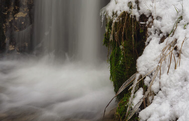 Wodospad Jeleń na Roztoczu zimową porą.