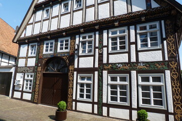 Fototapeta na wymiar Fachwerkhaus mit Schnitzereien in Blomberg - Altes Amtshaus