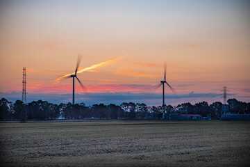 Wschód słońca nad wiatrakami © Micha