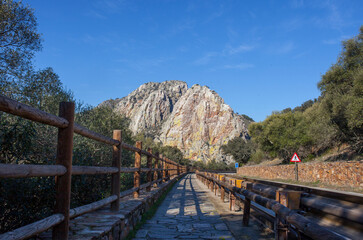 Fototapeta na wymiar Trekking footpath to Salto del Gitano rockface, beside local road
