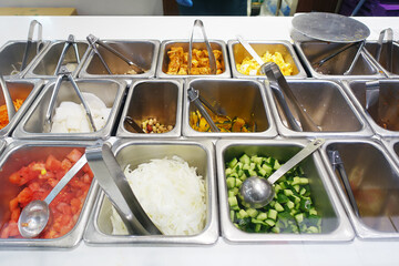 レストランのカウンター内に設置された食材の入れられた箱