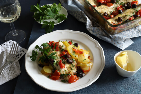 Filetti di branzino al forno con pomodorini e olive. Direttamente sopra.