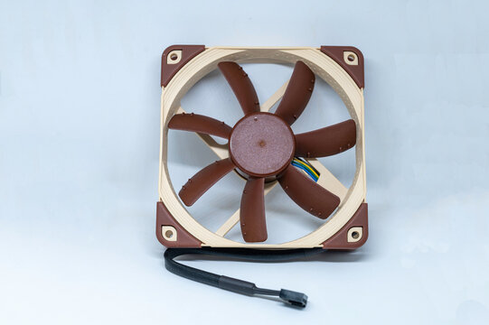 Ein moderner Geh&auml;usel&uuml;fter f&uuml;r einen PC