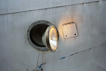 The illumination headlight of the old aircraft is extended from the fuselage and turned on