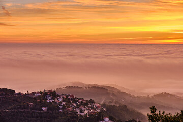 Cielo y mar de nubes al amanecer
