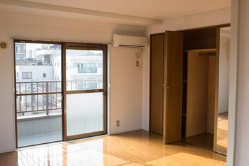 Closet and window in empty apartment room for rent　賃貸アパートの空室 クローゼットと窓