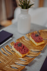 veal tartare, black caviar and brioche