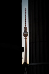 Berliner Fernsehturm fotografiert durch zwei S&auml;ulen am Morgen